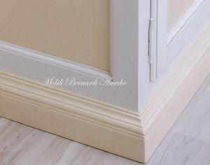 Armadio per camera da letto in stile classico con finitura colorata bianco e crema